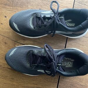 Brooks running shoe Adrenaline GTS Cushion support 8.5 M Black